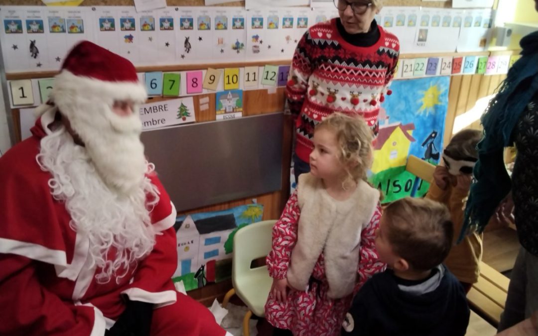 Le père Noël rend visite à l’école.